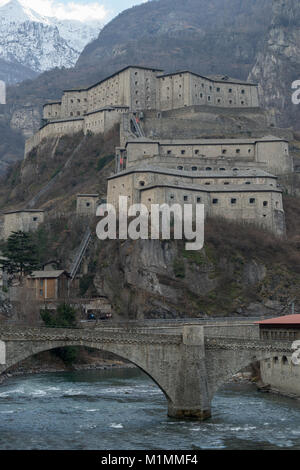 Vista del Forte di Bard complesso fortificato in Valle d'Aosta, Italia Foto Stock