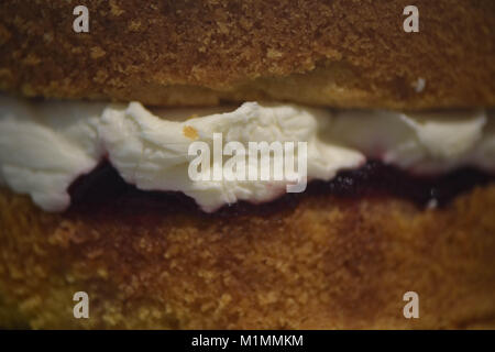 Immagine di cibo di close up tradizionale fatto in casa Victoria sponge cake con crema di burro e marmellata il riempimento Foto Stock