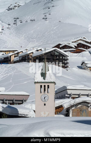 Breuil-Cervinia, Valle d'Aosta, Italia. Torre campanaria con il Cervino sullo sfondo Foto Stock