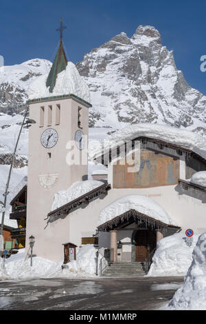 Breuil-Cervinia, Valle d'Aosta, Italia. Torre campanaria con il Cervino sullo sfondo Foto Stock