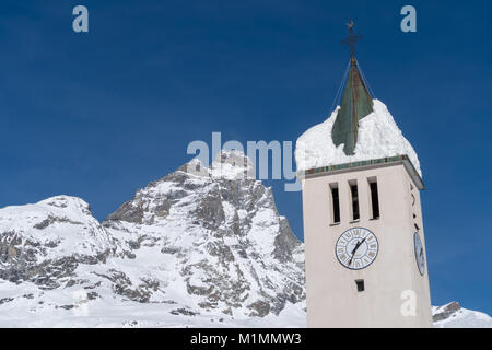 Breuil-Cervinia, Valle d'Aosta, Italia. Torre campanaria con il Cervino sullo sfondo Foto Stock