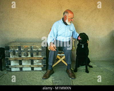 Il romanziere e mistero scrittore Donald Hamilton, con la sua black Labrador Ricky, nella sua casa di Santa Fe, New Mexico Foto Stock