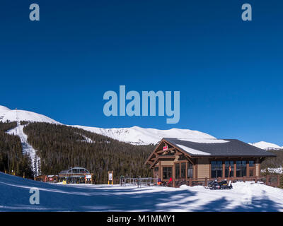 Capanna con orizzonte di riferimento alla base del picco 6, Breckenridge Ski Resort, Breckenridge, Colorado. Foto Stock