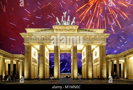 La Porta di Brandeburgo, fuochi d'artificio, Berlino, Germania, Europa, Brandenburger Tor, Feuerwerk, Deutschland, Europa Foto Stock