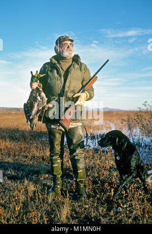 Un ritratto di Donal Hamilton, autore, romanziere e autore del Matt Helm mistero libri, con una manciata di anatre a un cieco di anatra lungo il Rio Grande vicino a verità o conseguenze, Nuovo Messico Foto Stock