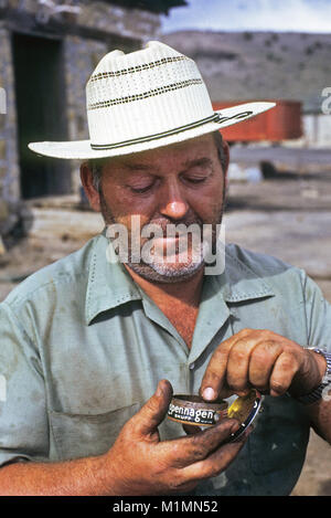 Prendendo un masticare del tabacco da fiuto, una miniera di sale a Zuni Lago, Nuovo Messico, un lago sacro di proprietà di Zuni Indian Pueblo. Foto Stock