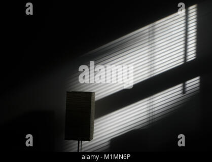 Luce e ombra sulla parete Foto Stock