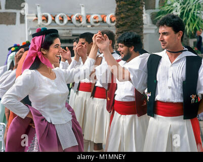 Costume tradizionale Folk Dress Costume Canarie ballerini in abito tradizionale nel Jardin Canario a Las Palmas de Gran Canaria Spagna Foto Stock