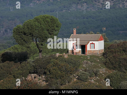 Casa isolata sulla collina con la pietra di pino Parque Natural Sierra de Andujar, Jaen, Spagna gennaio Foto Stock