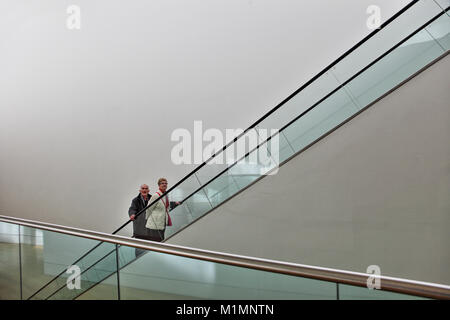 Due persone sulla scala mobile nel National Portrait Gallery di Londra, Inghilterra, Gran Bretagna Foto Stock