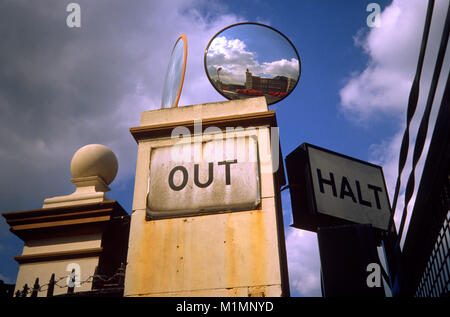 Il veicolo di entrata e uscita a Mount Pleasant Post Office Clerkenwell, Londra, Inghilterra, Gran Bretagna Foto Stock