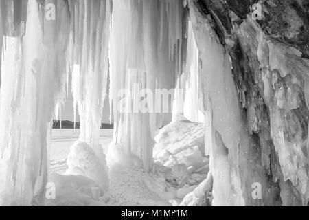 Sole risplende su di una colonna di ghiaccio sipario sul Grand Island vicino Munising Michigan in inverno Foto Stock