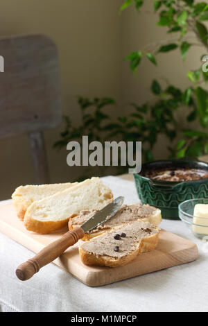 In casa il patè di fegato con pane e burro. Stile rustico. Foto Stock