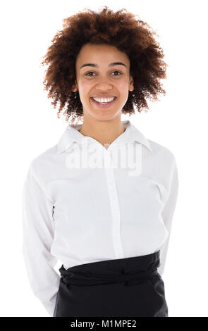 Ritratto di una hostess sorridente in piedi di fronte a uno sfondo bianco Foto Stock