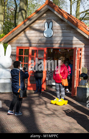 Visitatore al Miffy House, un gioco per bambini in casa i giardini a  Kekenhof, Lisse nel sud dell'Olanda. Il nome, ÔKeukenhofÕ il significato di  kitch Foto stock - Alamy