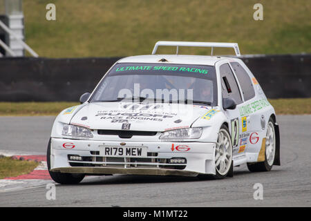 Peugeot 306 Maxi con driver Chris West e co-driver Harry Brown del Motorsport News circuito Rally Championship, Snetterton, Norfolk, Regno Unito. Foto Stock