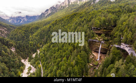 Vista aerea della valle di montagna con doppia caduta dell'acqua. Foto Stock