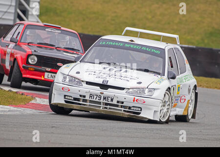 Peugeot 306 Maxi con driver Chris West e co-driver Harry Brown del Motorsport News circuito Rally Championship, Snetterton, Norfolk, Regno Unito. Foto Stock