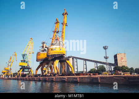 Porta gialla gru stand presso il molo nel porto di Burgas, Mar Nero, Bulgaria Foto Stock