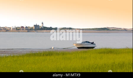 Un inizio di luglio serata a Barnstable Harbour su Cape Cod, Massachusetts, STATI UNITI D'AMERICA. Foto Stock