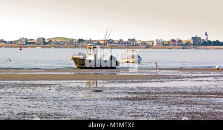 Barnstable Harbour, Barnstable, Massachusetts il Cape Cod, STATI UNITI D'AMERICA a bassa marea su una sera d'estate. Foto Stock