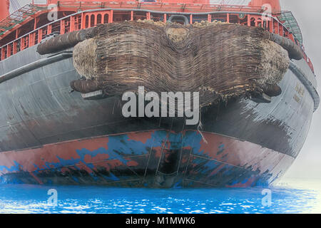 Specifiche di poppa iceboat. Icebreaker ha spaccato di poppa che si inserisce il naso del vaso durante il rompighiaccio, sistema fendering Foto Stock