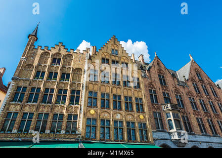 Bruges, Belgio - 31 agosto 2017: facciata di vecchi edifici storici della città medievale di Bruges, Belgio Foto Stock