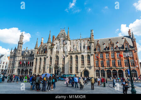 Bruges, Belgio - 31 agosto 2017: il Provinciaal Hof (Provincia corte) e l'Historium Brugge, sulla piazza del mercato di Bruges con persone intorno a Foto Stock