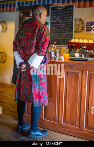 Bumthang, Bhutan. Uomo bhutanesi indossando un tradizionale Gho. Foto Stock
