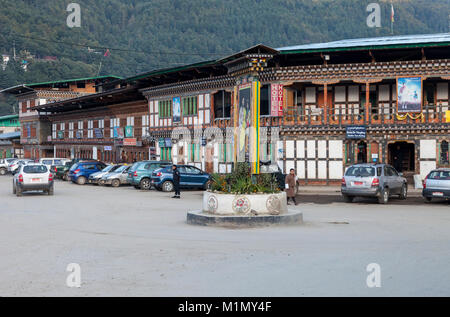 Jakar, Bumthang, Bhutan.0 Main Street con cerchio di traffico. Foto Stock