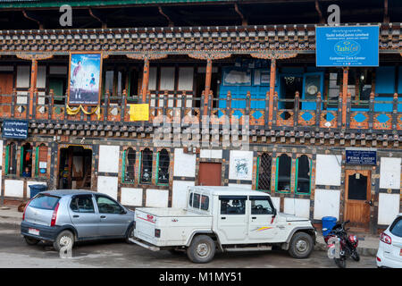 Jakar, Bumthang, Bhutan. Vetrine del negozio sulla strada principale. Foto Stock