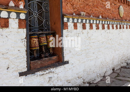 Bumthang, Bhutan. Ruote della preghiera a Jambey Lhakhang tempio e monastero, vicino Jakar. Foto Stock