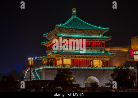 La Dinastia Ming torre campanaria a Xi'an è illuminato di notte. Provincia di Shaanxi, Cina. Foto Stock