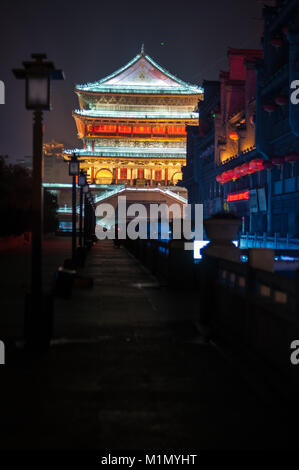 La Dinastia Ming Torre del Tamburo a Xi'an è illuminato di notte. Provincia di Shaanxi, Cina. Foto Stock