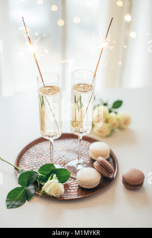 Lussuoso champagne party di nozze con rose bianche e macaron d Foto Stock