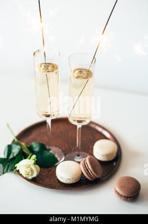 Lussuoso champagne party di nozze con rose bianche e macaron d Foto Stock