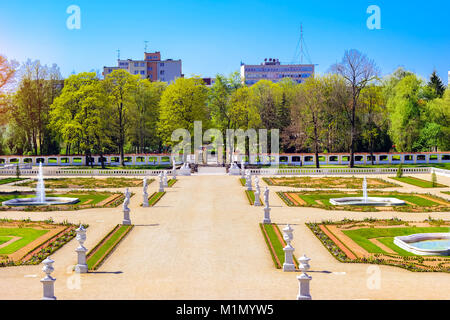 Sculture nel parco di Palazzo Branicki e Medical University of Bialystok ospedali clinico in Polonia. Architettura di palazzi in stile barocco - Cronologia Foto Stock