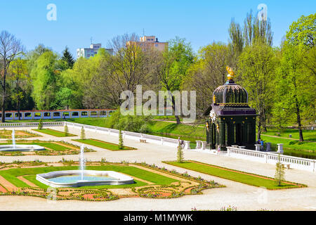 Sculture nel parco di Palazzo Branicki e Medical University of Bialystok ospedali clinico in Polonia. Architettura di palazzi in stile barocco - Cronologia Foto Stock