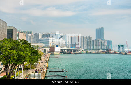 Vista lungo il Tsim Sha Tsui Promenade di Hong Kong Foto Stock