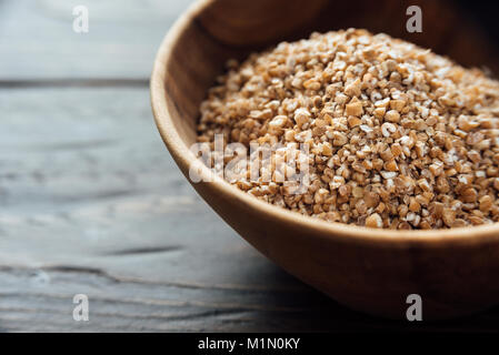 Ciotola con bulgur. Non cotti. Close-up Foto Stock