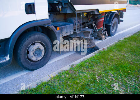 Dettaglio di una macchina di pulizia stradale auto pulizia della strada Foto Stock
