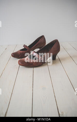 Ancora vita immagine di una coppia di marrone Lady Jayne scarpe di cuoio su uno sfondo neutro. Foto Stock