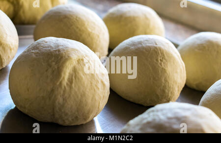 Impasto per pizza in forma a sfera prima di impastare Foto Stock