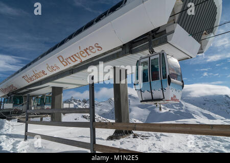 Gli impianti di risalita Telecabine Des Bruyeres francesi nella località sciistica di Les Menuires in 3 valli area sciistica Foto Stock