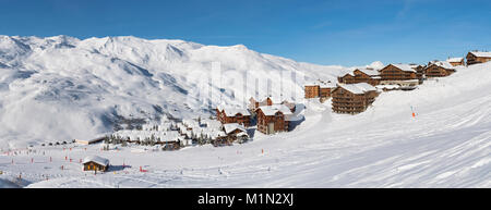 Vista panoramica di chalets, alberghi e ristoranti in zona Reberty il francese della località sciistica di Les Menuires in tre valli ski area. Foto Stock