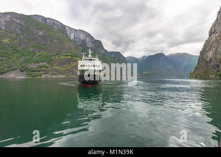 Crociere in traghetto nel fiordo con il panorama delle montagne scoscese, Undredal, Aurlandsfjorden, Norvegia, Scandinavia, comune di Aurland, Sognefjorden Foto Stock