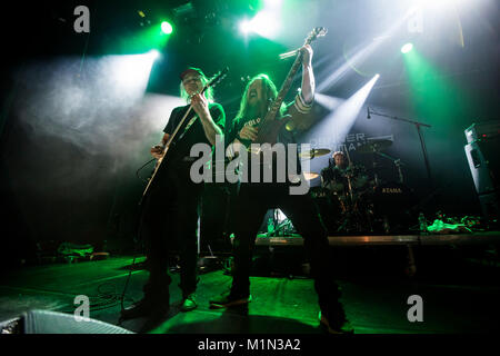 Norvegia, Bergen - Agosto 26, 2017. Il danese heavy metal band Denner e Shermann esegue un concerto dal vivo presso il norvegese metal festival oltre i cancelli 2017 a Bergen. Qui bass player Marc Grabowski (R) è visto dal vivo sul palco con il chitarrista Michael Denner (L). (Photo credit: Gonzales foto / Jarle H. Moe). Foto Stock