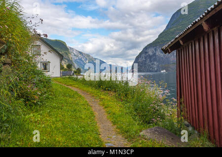 Visione idilliaca al Aurlandsfjorden in Undredal, Norvegia, Scandinavia, comune di Aurland, Sognefjorden, Sogn og Fjordane county Foto Stock