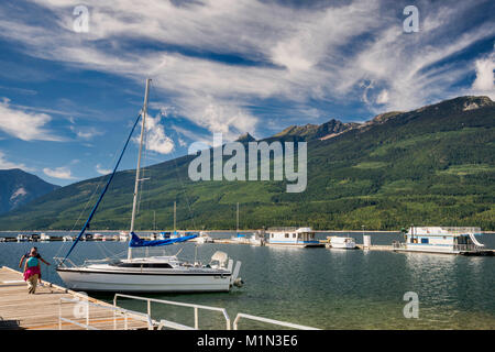 Marina a freccia superiore Lago, Columbia River, in Nakusp, Sella montagna alla gamma di oro nelle montagne Monashee in dist, British Columbia, Canada Foto Stock