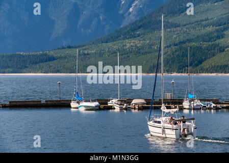 Marina a freccia superiore lago, un tratto del fiume Columbia, in Nakusp, West Kootenay Regione, British Columbia, Canada Foto Stock